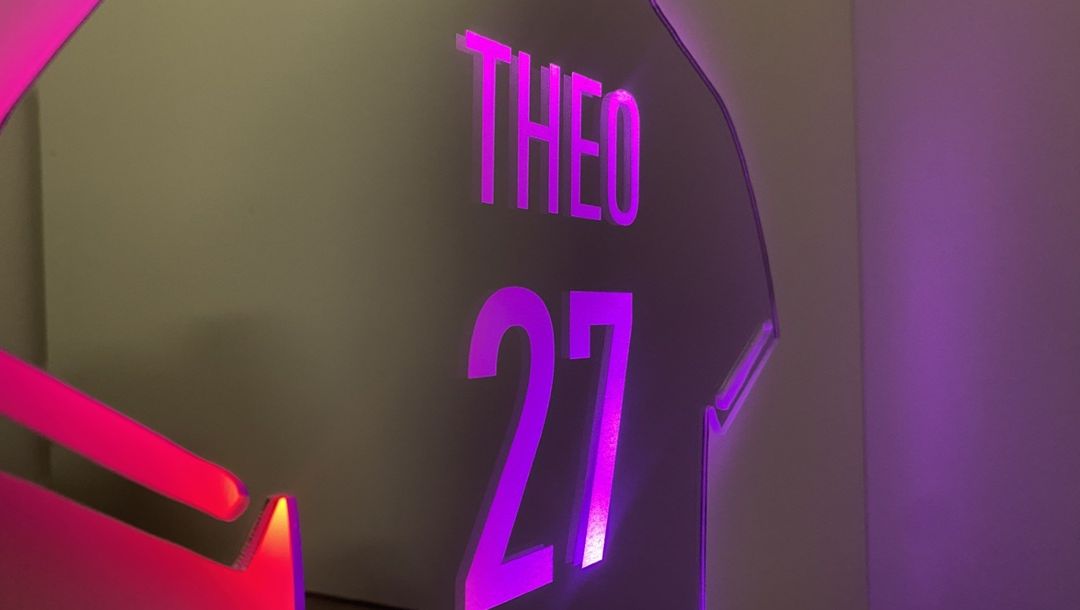 Lampe med LED lys. Zoomet ind på navnet. Navnet er Theo.