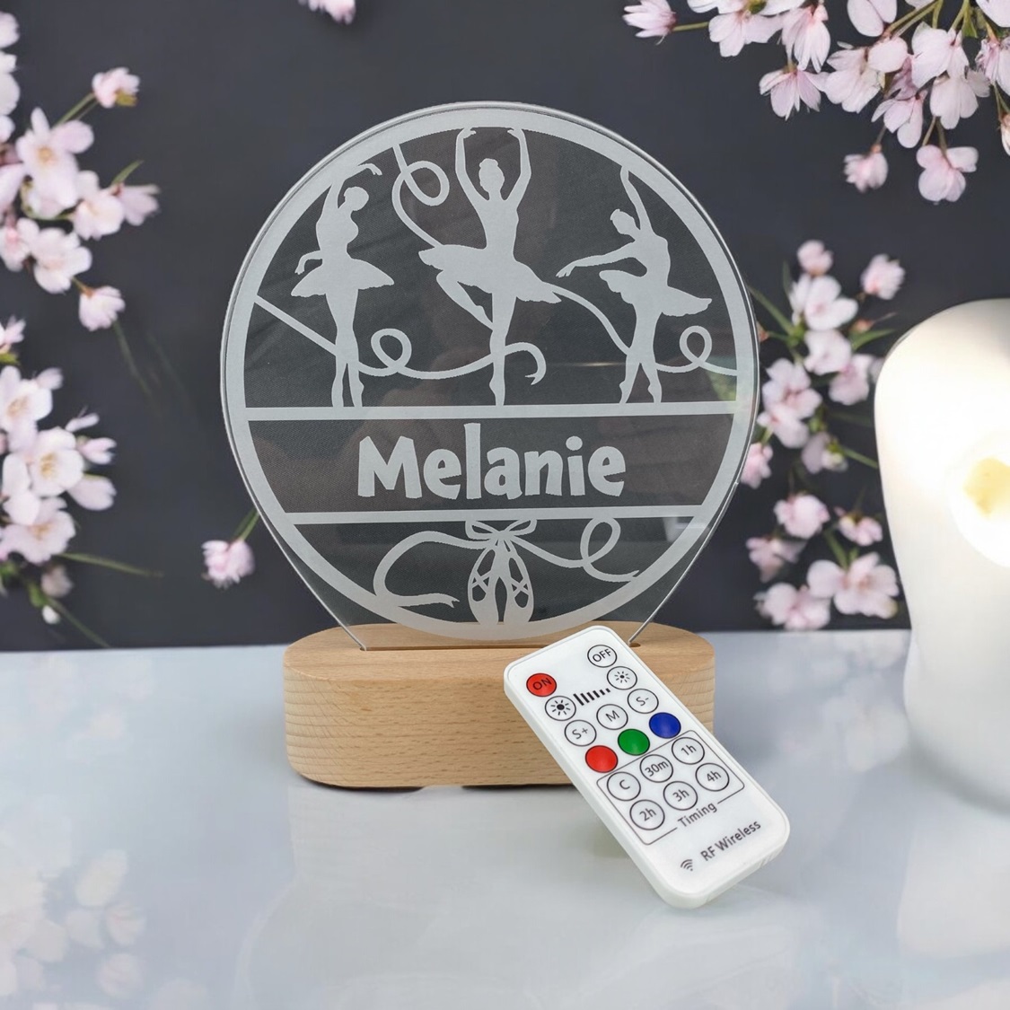 Ballet lampe i LED med navn og fjernbetjening med fod af træ.