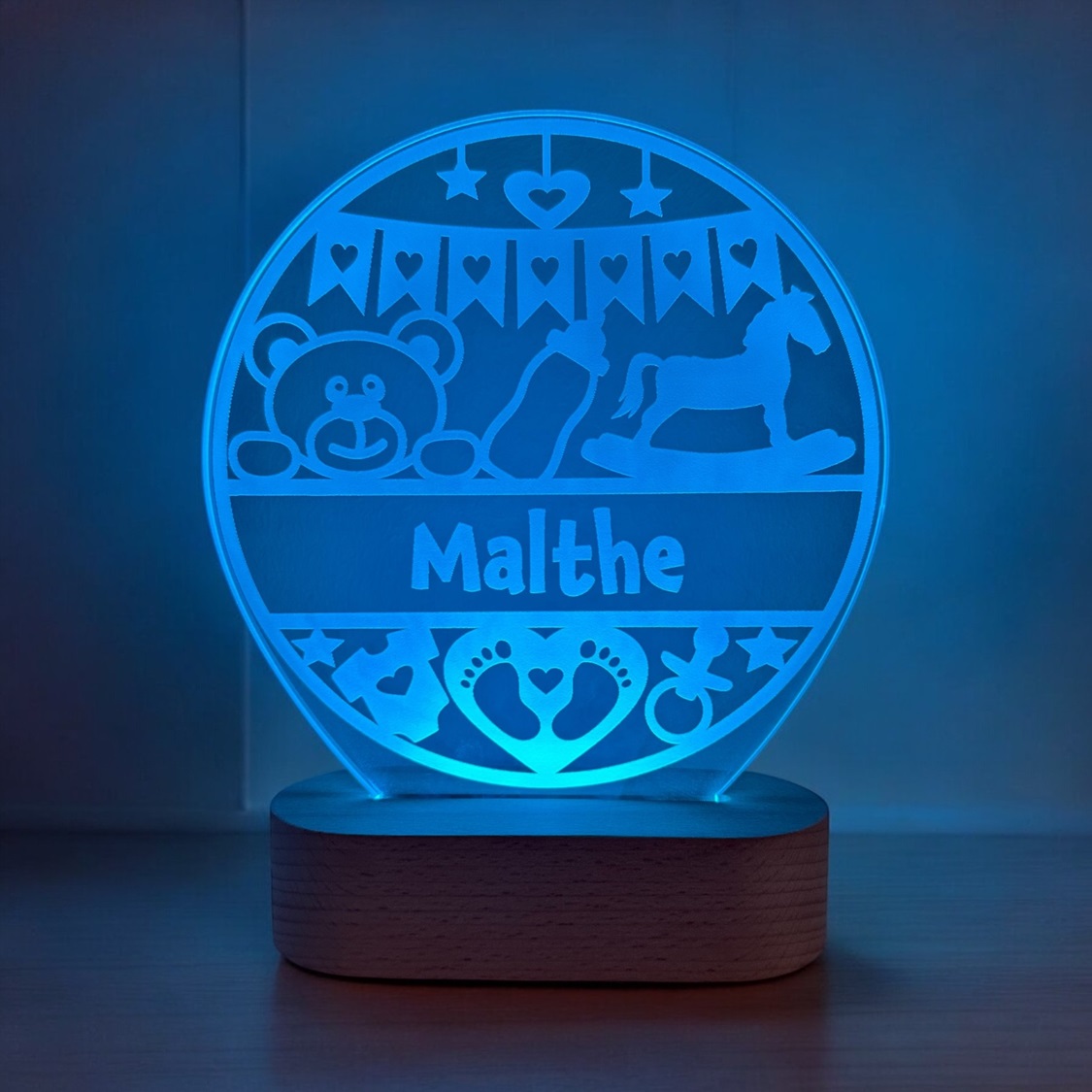 Baby lampe med personligt navn. Blåt LED lys i træfod.