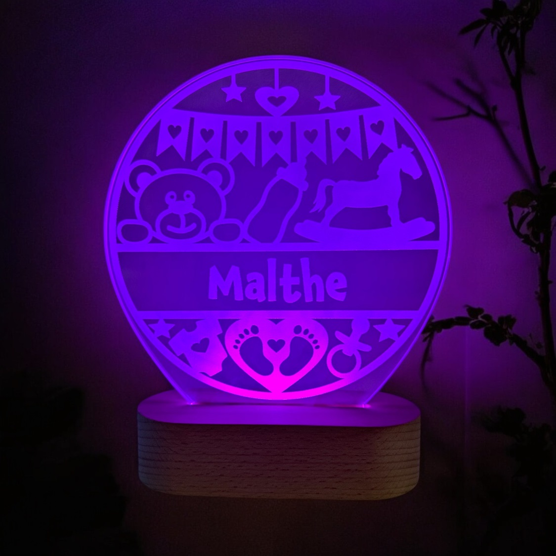 Baby lampe med personligt navn. Blåt LED lys i træfod.