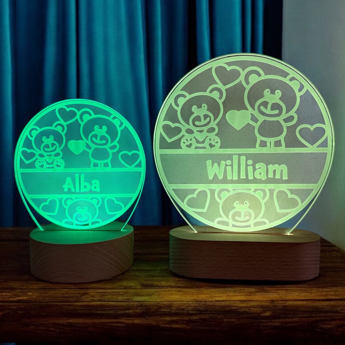 Bamse lampe med navn i to størrelser med LED lys og personligt navn.