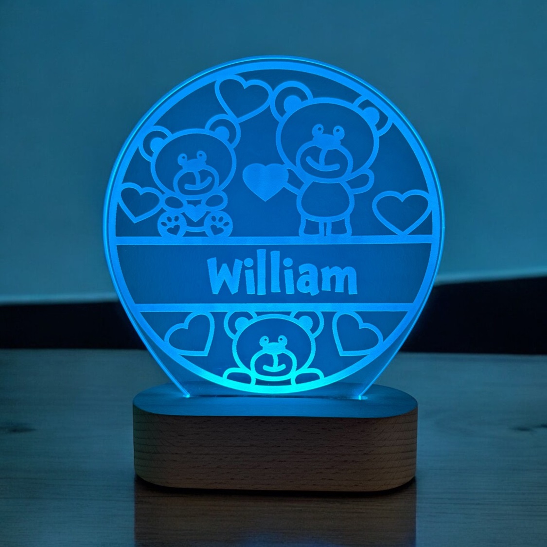 Bamse lampe med blå LED lys og personligt navn.