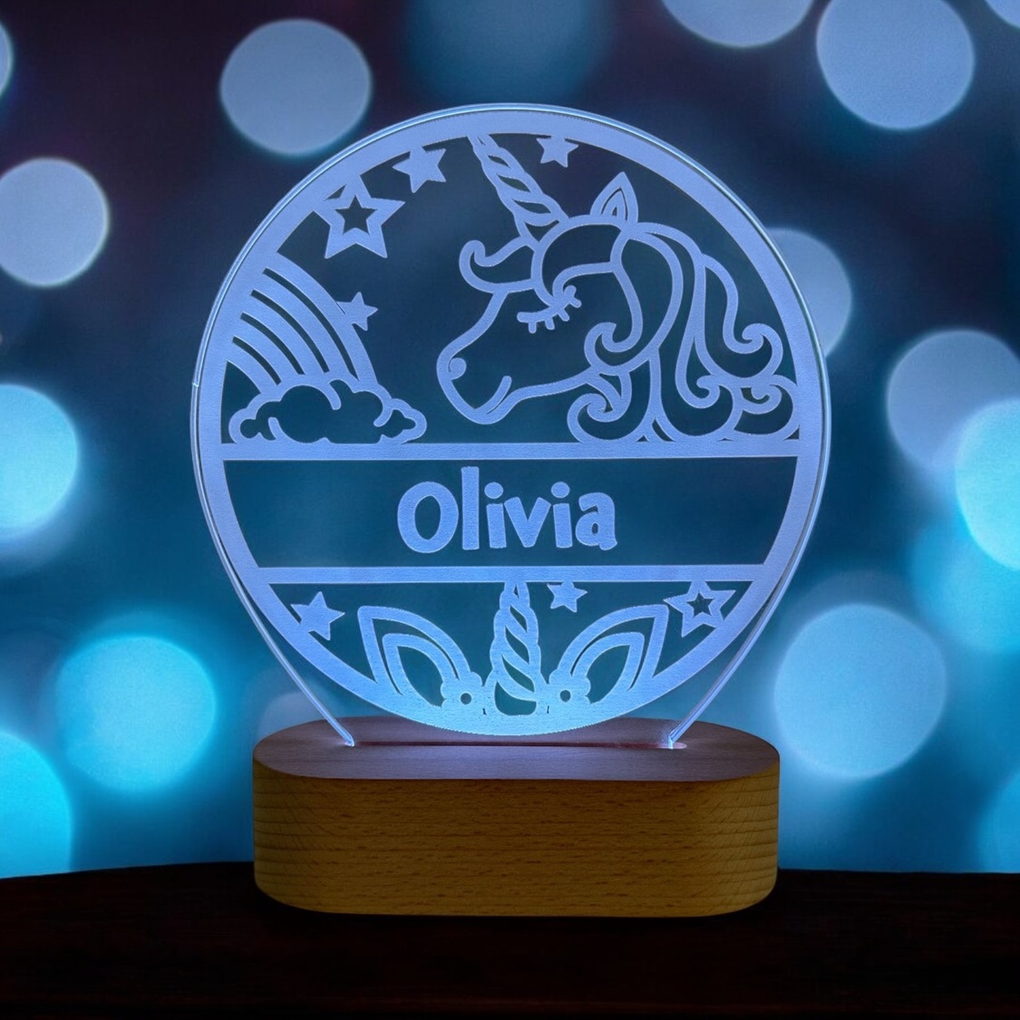 Enhjørning lampe med navn og hvid LED lys på træfod.