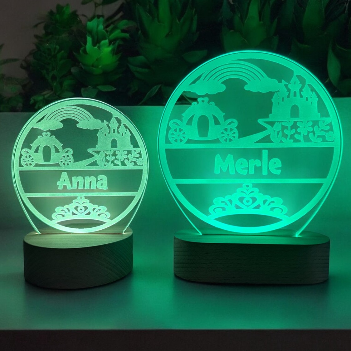 Eventyr lampe med navn og LED lys. To størrelse lampe med træfod.
