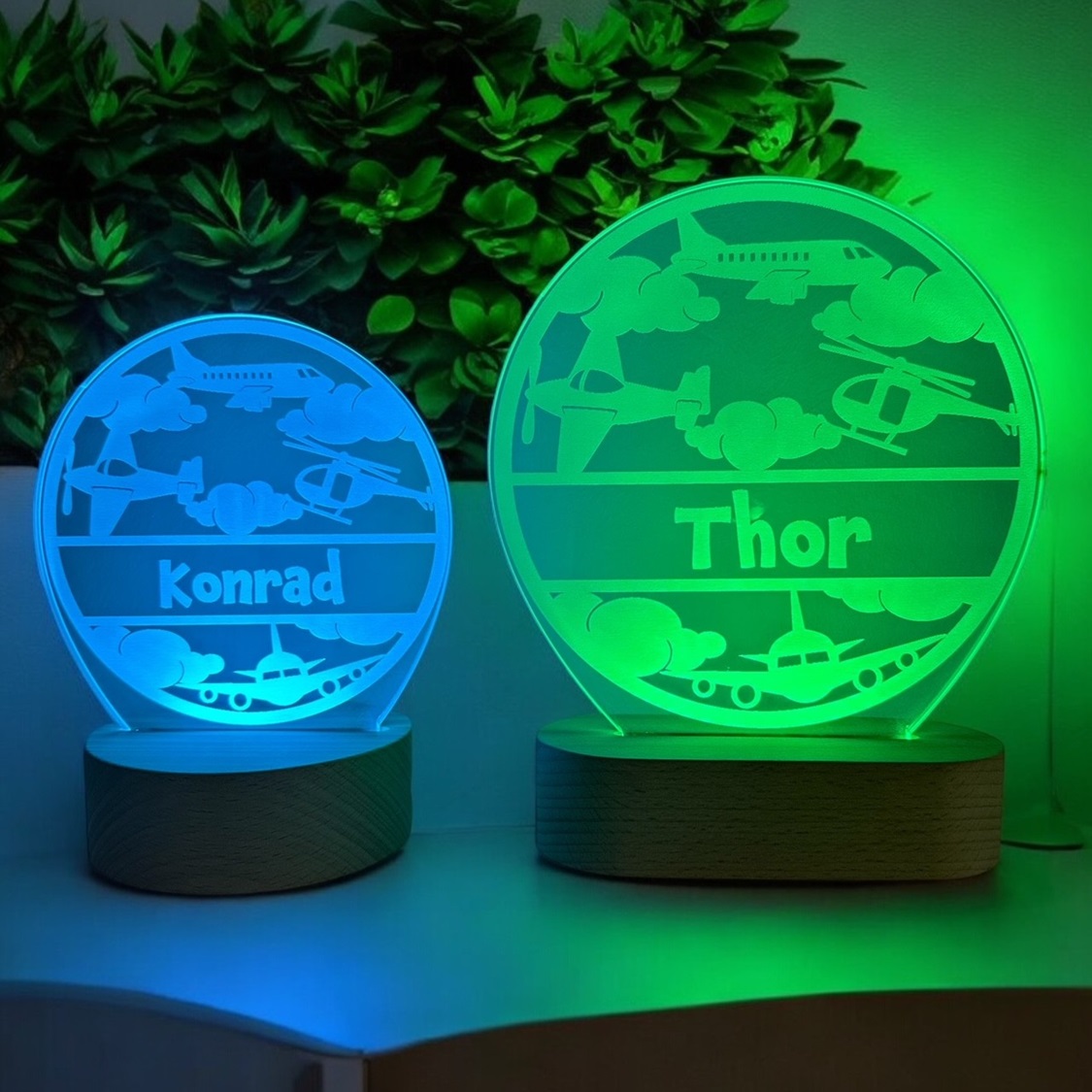 Flyvemaskine lampe i to størrelser med navn.