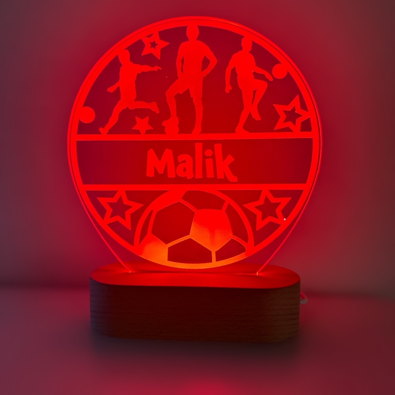 Fodbold lampe til drenge med navn. På træfod og rødt LED lys.