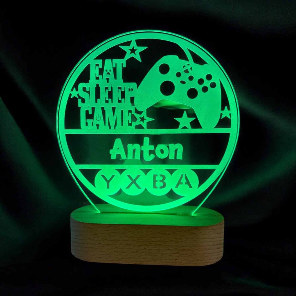 Gamer lampe x-box version med grønt LED lys og personligt navn.
