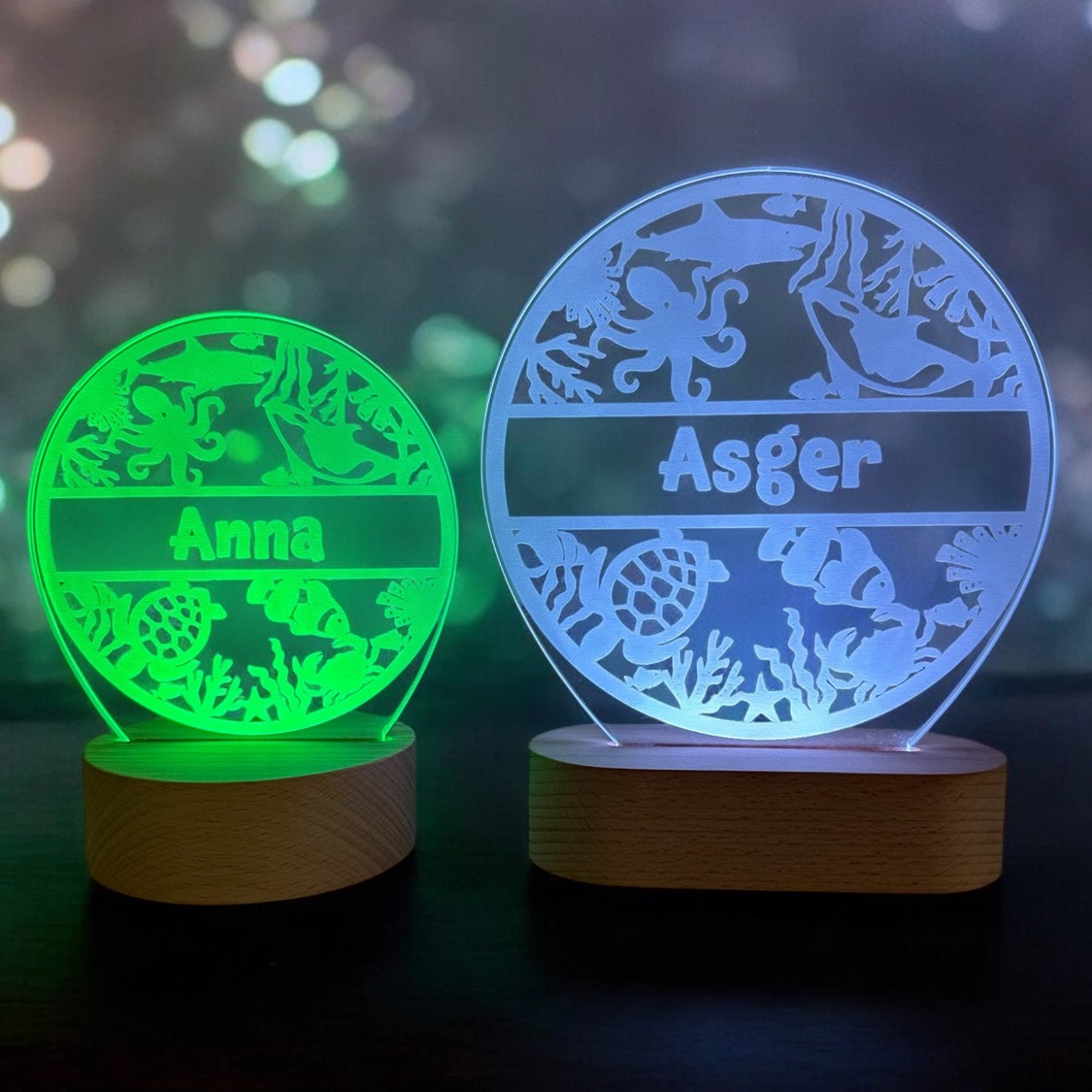 Havets dyb lamper i to forskellige størrelser. Med personligt navn og LED lys.