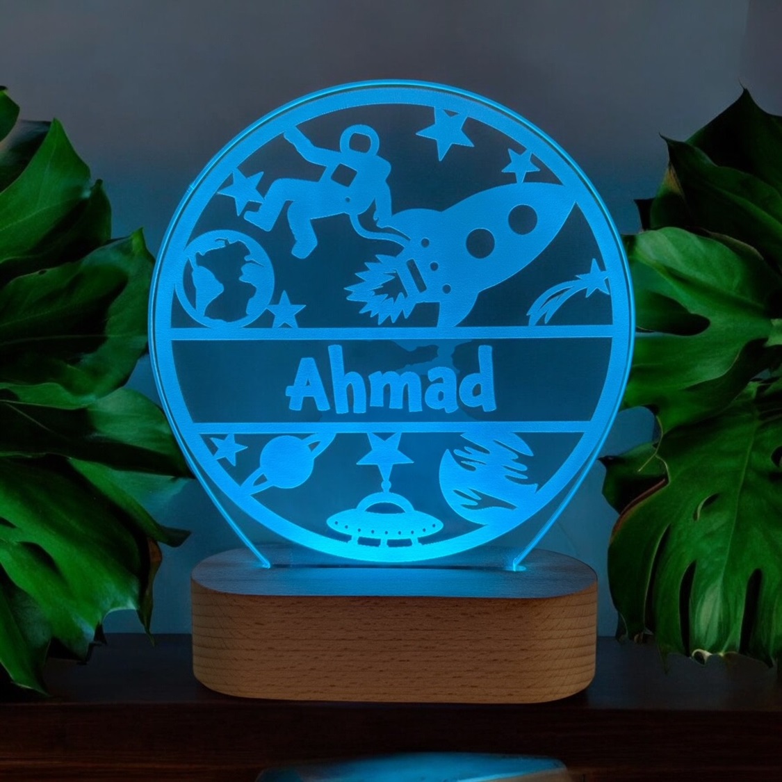 Astronaut lampe med navn og blå LED lys.
