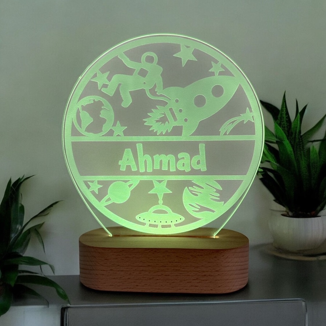 Astronaut lampe med navn og gul LED lys.