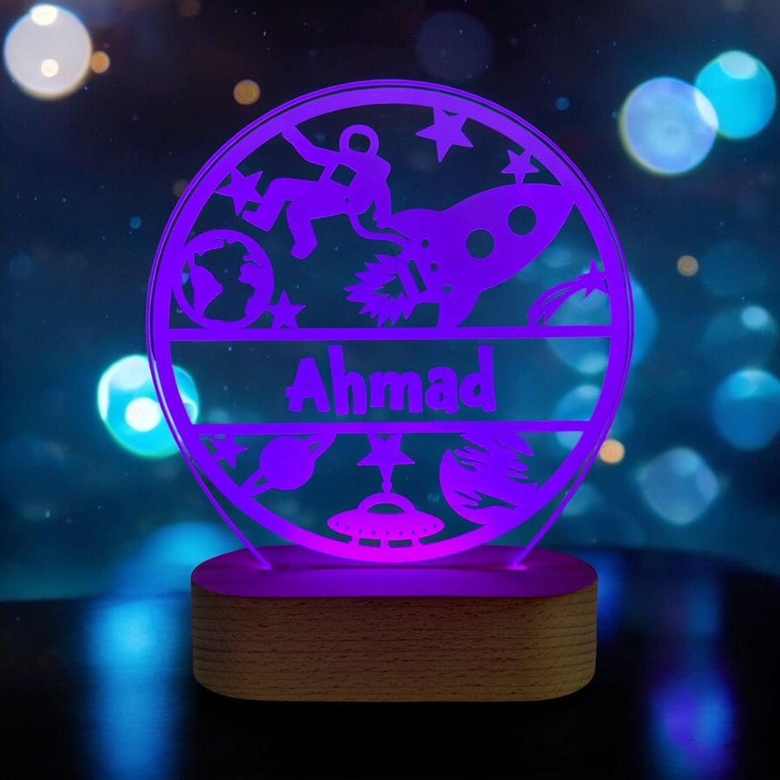 Astronaut lampe med navn og lilla LED lys.