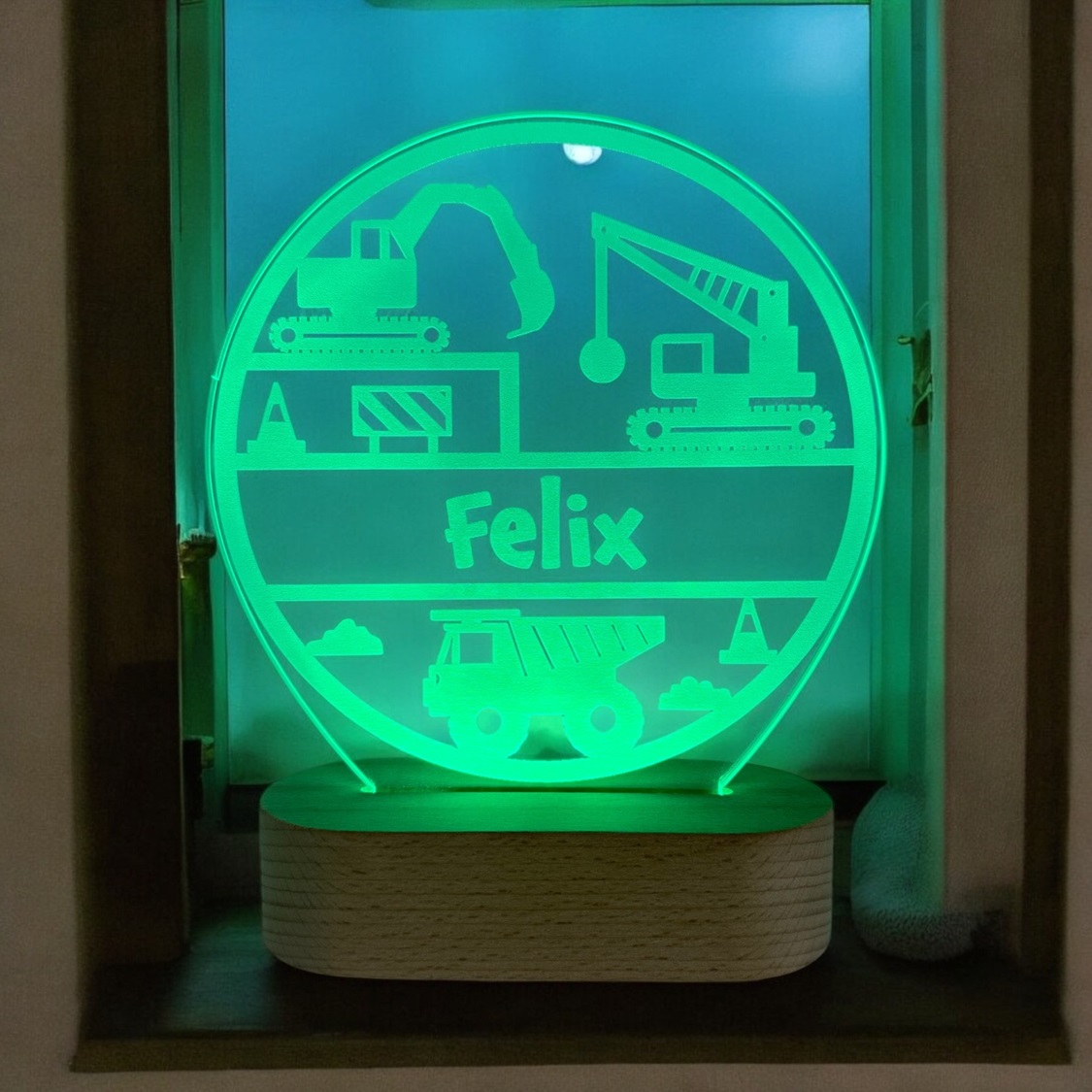 Gravko LED lampe med personligt navn. På træfod og med grøn LED lys.