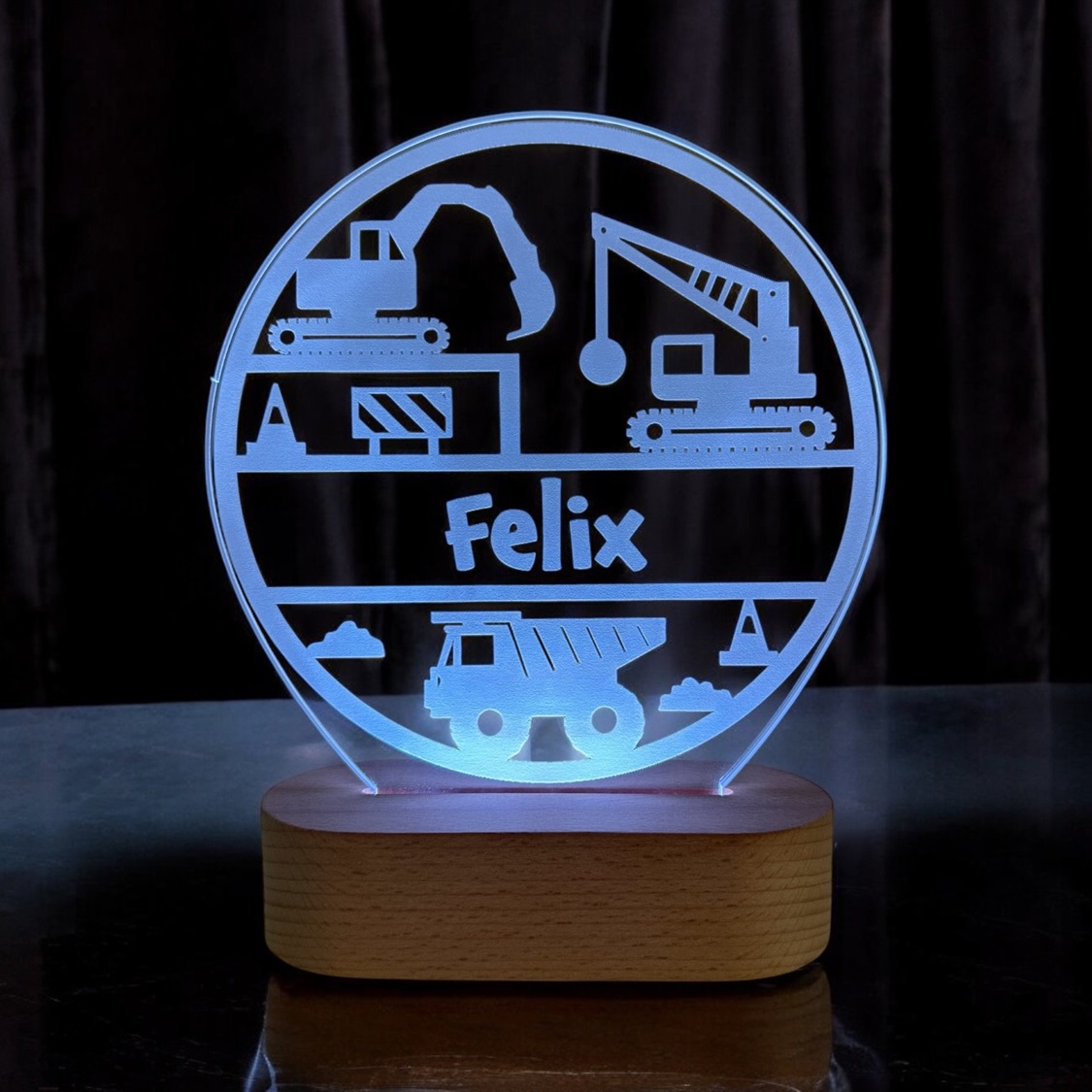 Gravko lampe med navn og hvid LED lys. Lampe på træfod.