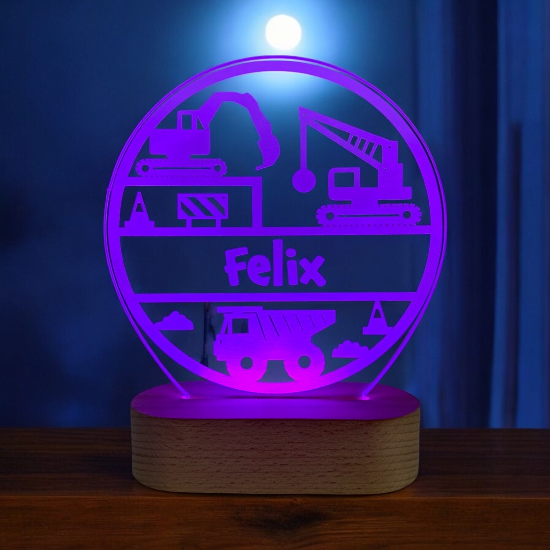 Gravko lampe med navn og lilla LED lys. Lampe på træfod.