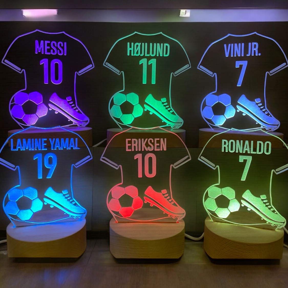 Fodboldspiller lamper med internationale idoler. Messi, Ronaldo, Yamal, Vinicius JR., Eriksen og Højlund. Lamper på træfod med LED lys.