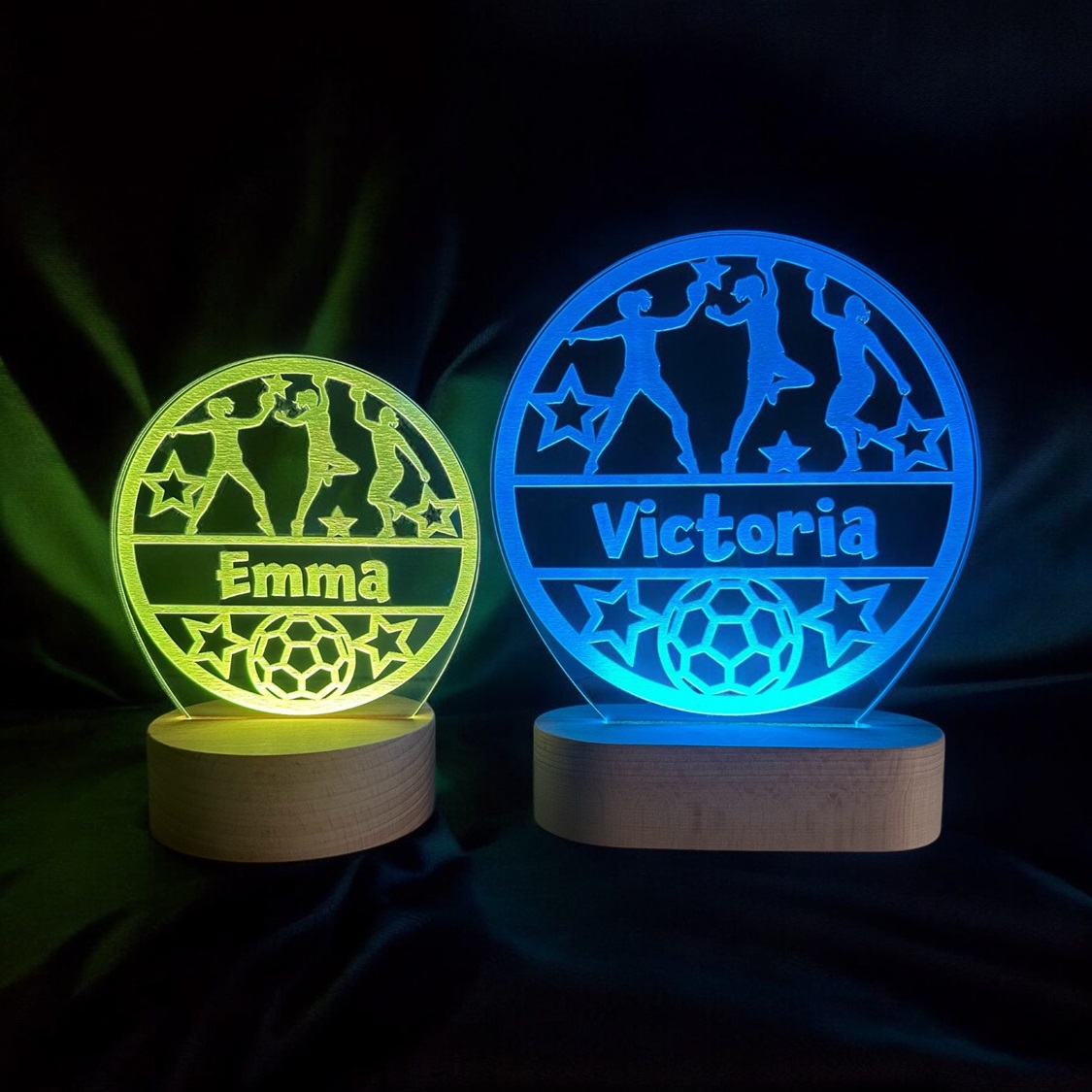 To håndbold lamper i forskellig størrelse. Personlig lampe med navn og LED lys i gul og blå.