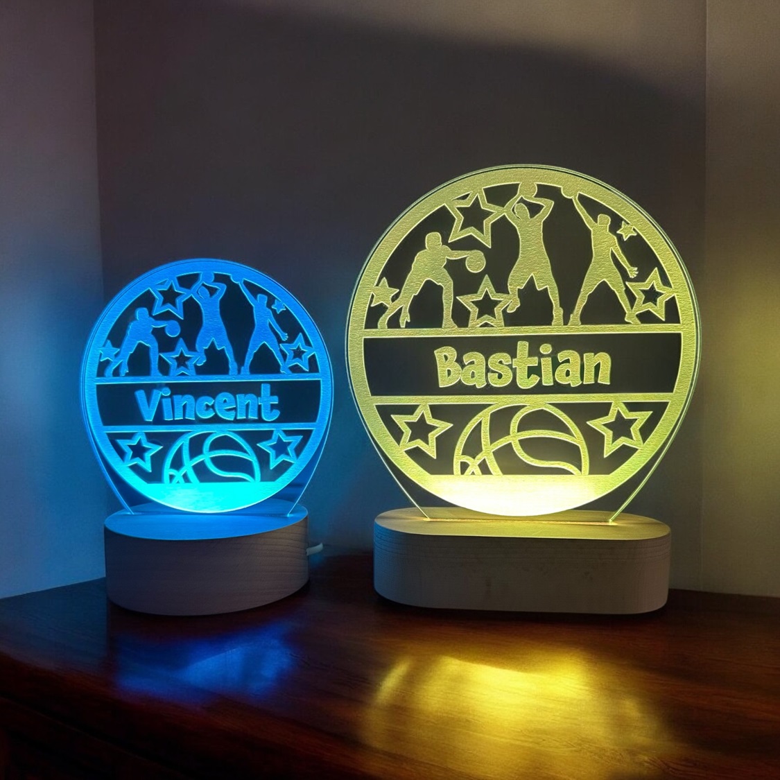 Basketball lampe med navn. I to størrelser på træfod og med LED lys.