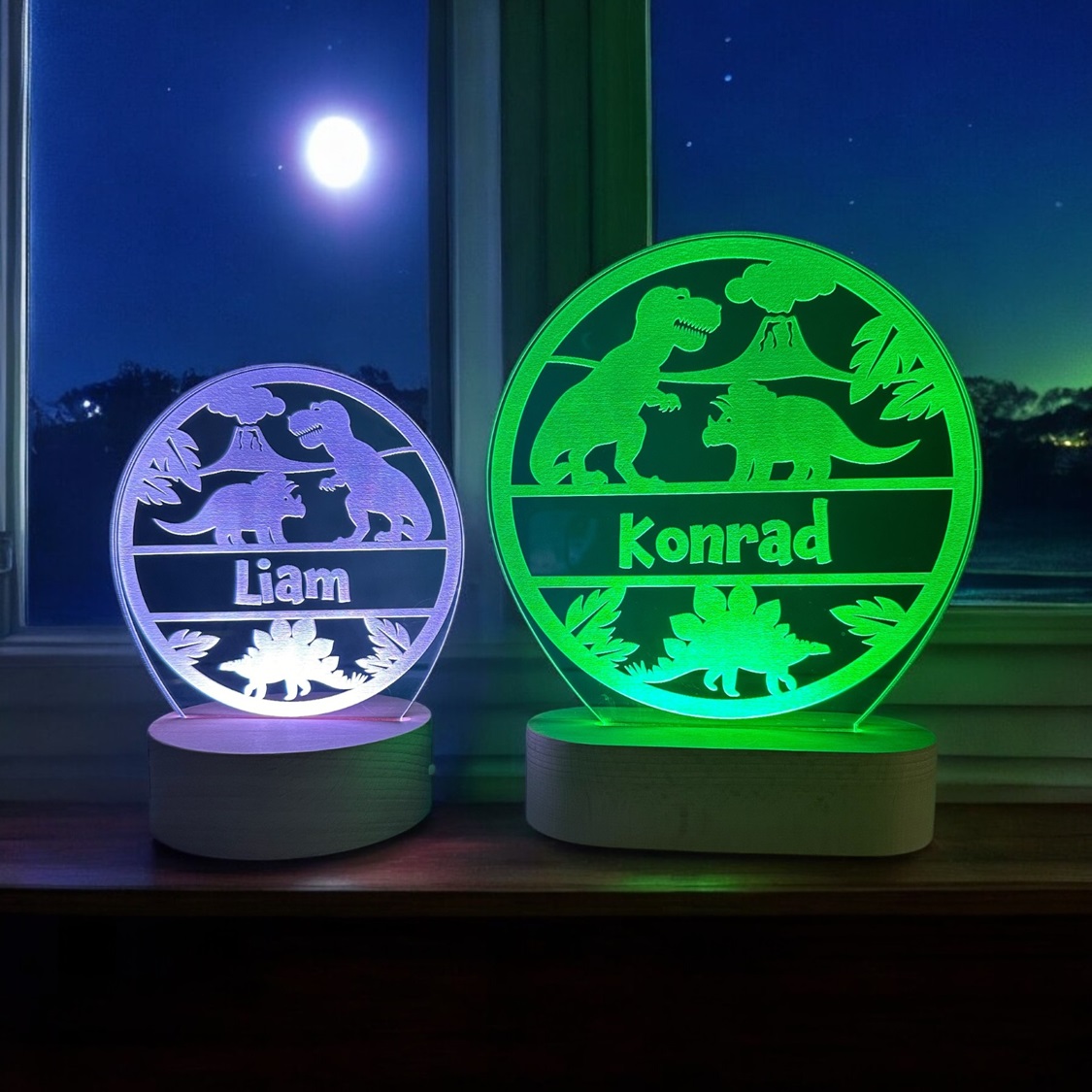 To dinosaur lamper med navne i lilla og grøn LED lys.