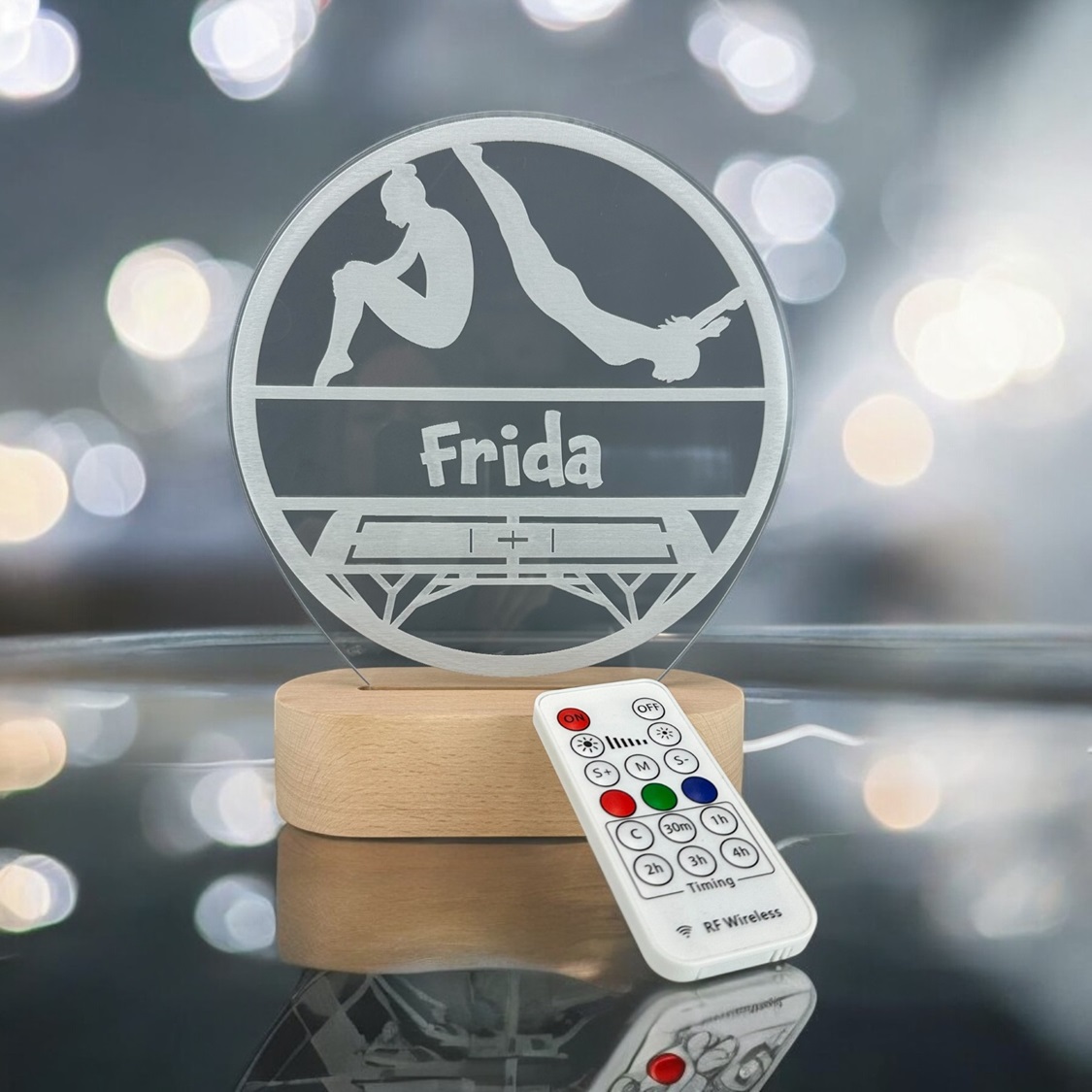 Gymnastik lampe med navn på træfod og fjernbetjening til.