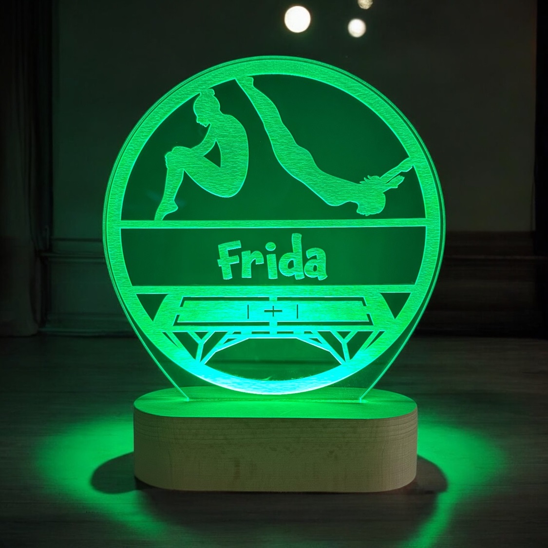 Gymnastik lampe med navn og grøn LED lys. På træfod.