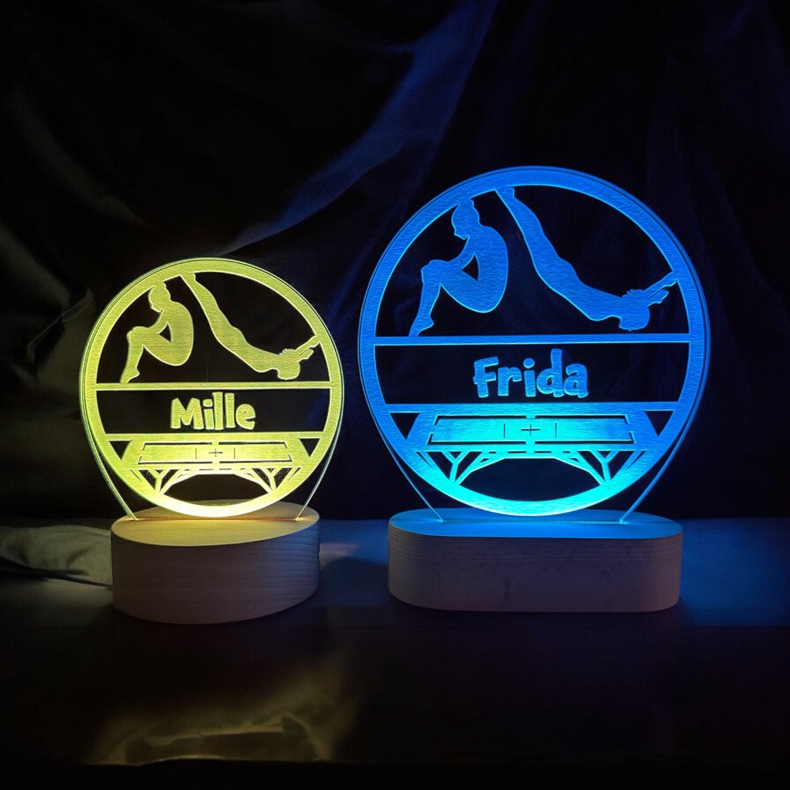 Gymnastik lampe med navn. I to størrelser på træfod og med LED lys.