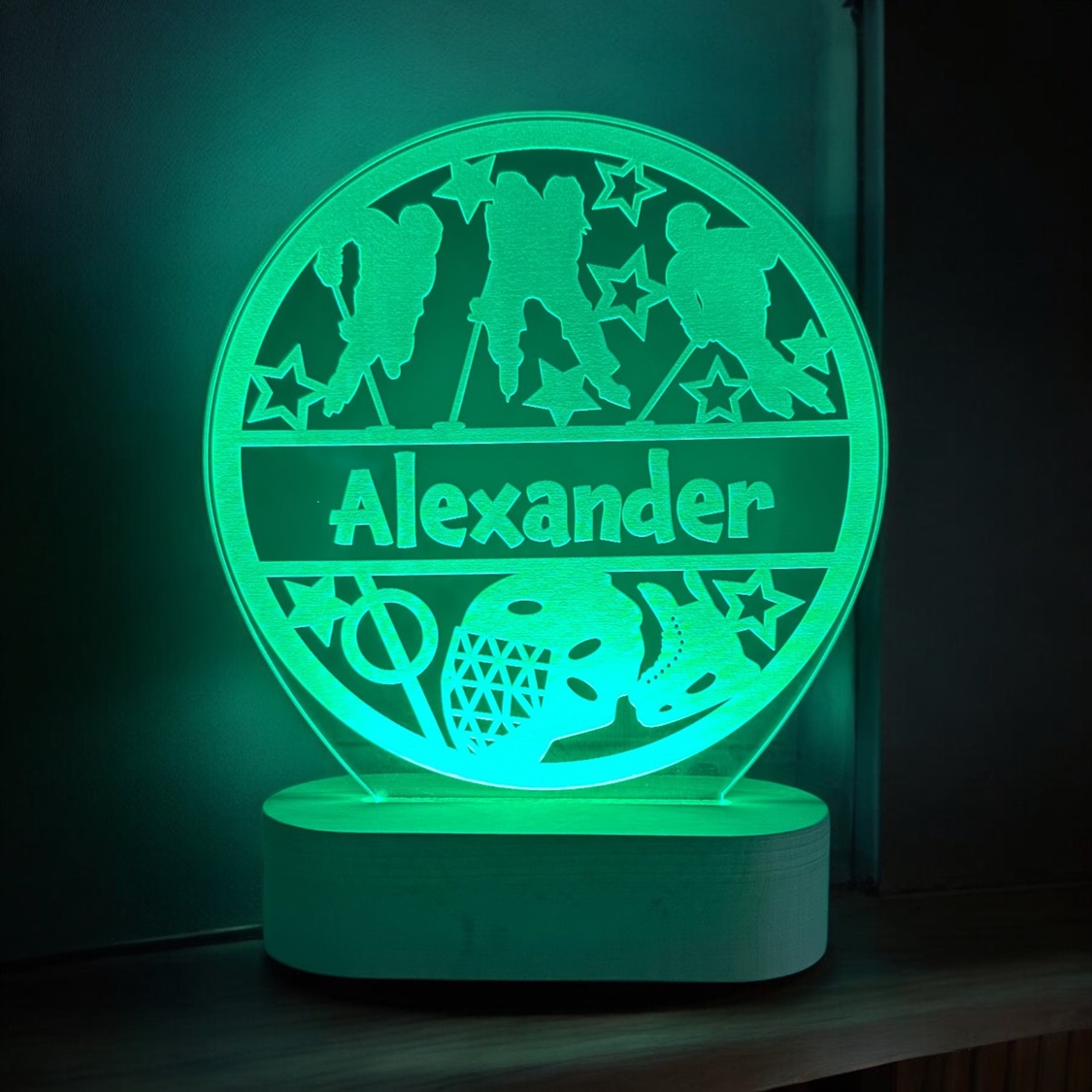 Ishockey lampe med navn og grøn LED lys. På træfod.