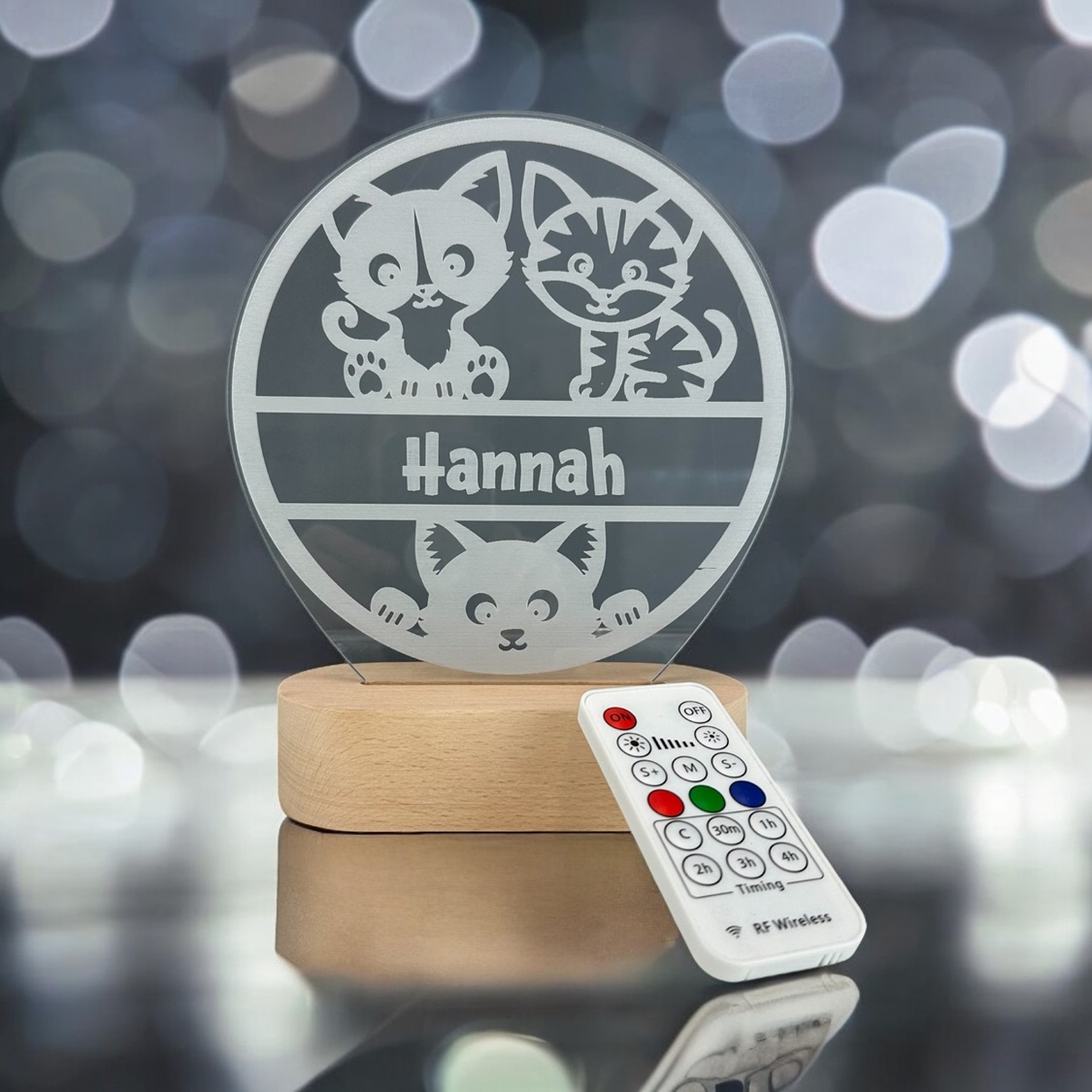 Katte lampe med navn på træfod og fjernbetjening til.