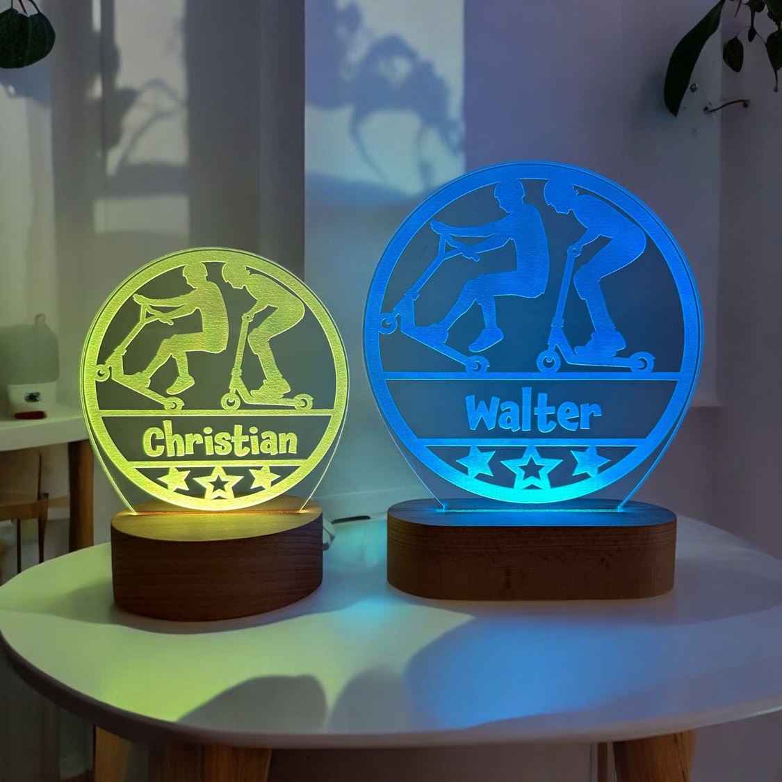 Løbehjul lampe med navn. I to størrelser på træfod og med LED lys.