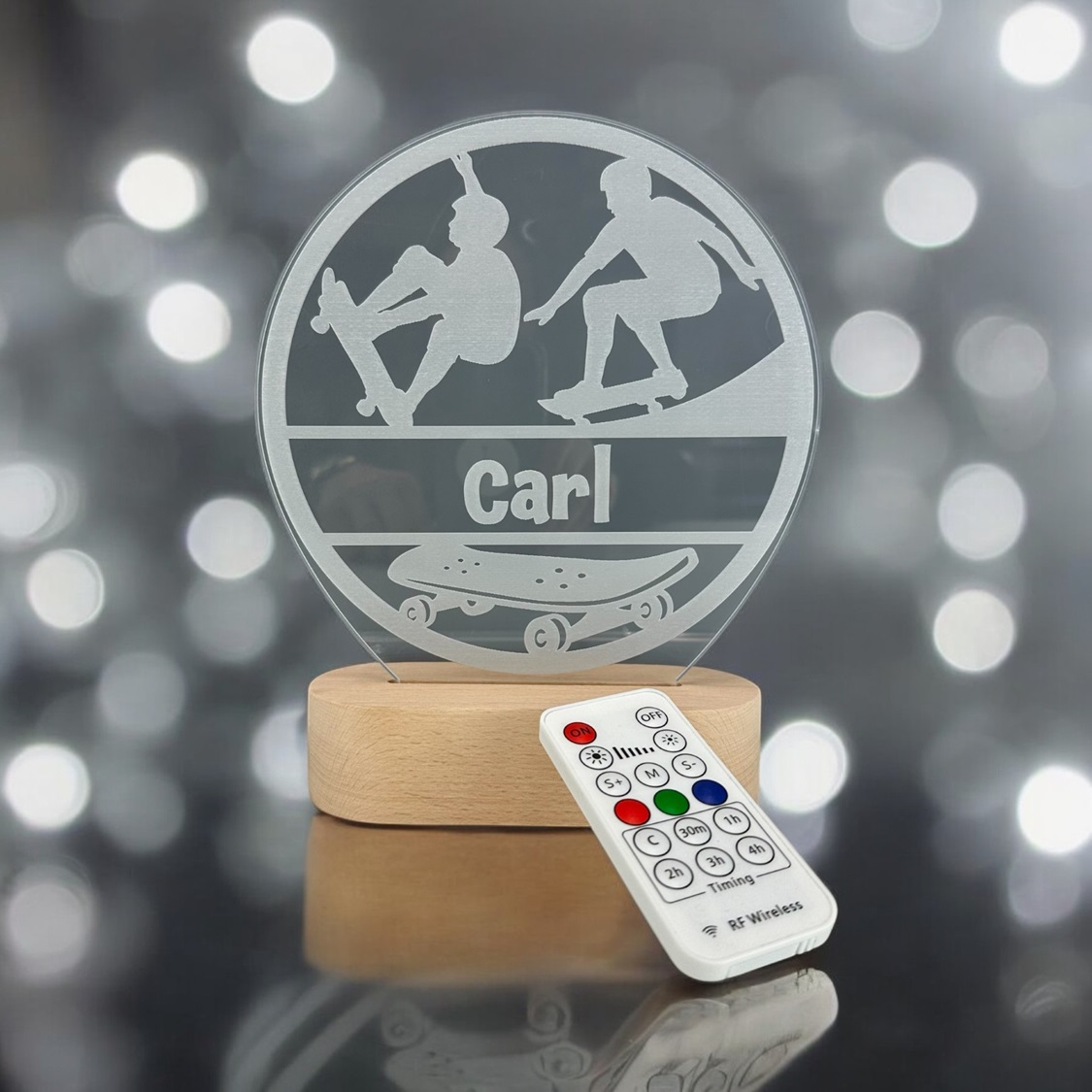 Skateboard lampe med navn på træfod og fjernbetjening til.