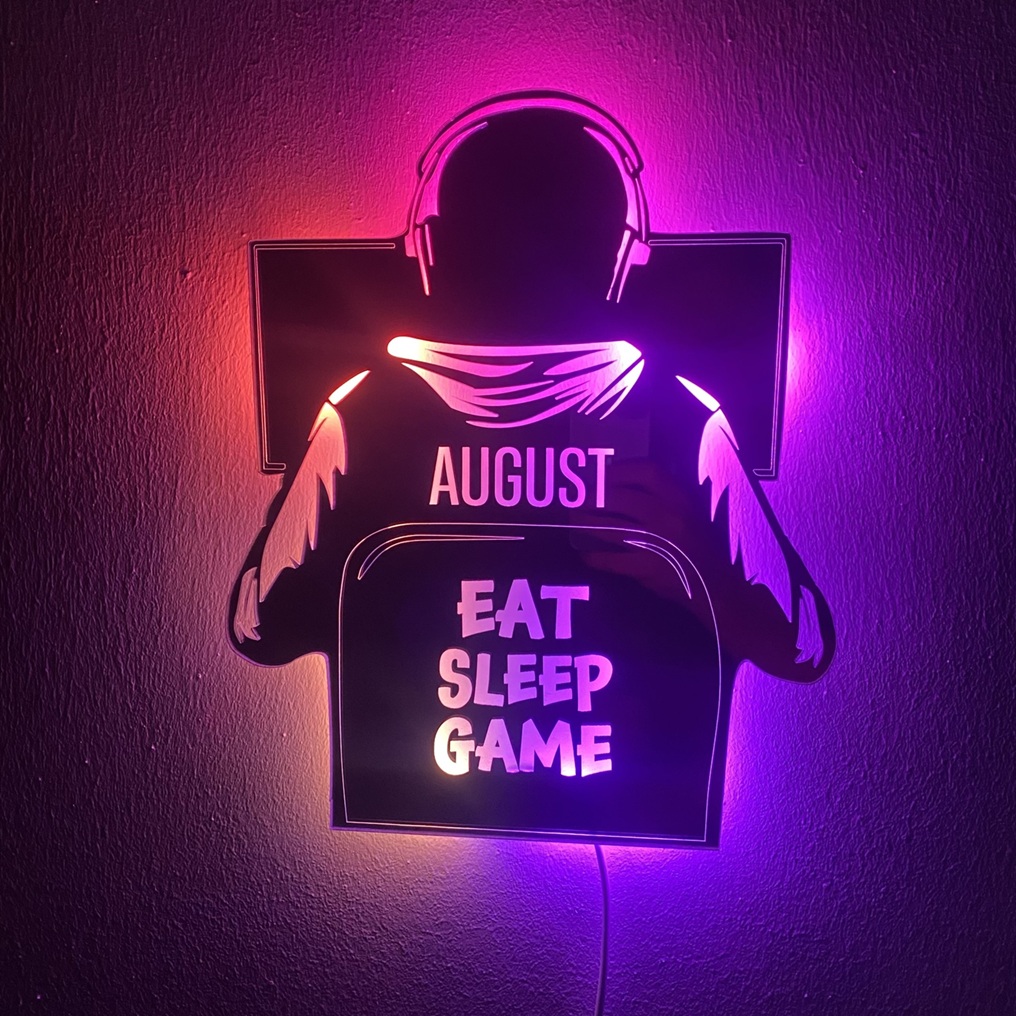 Personlig spejl gamer lampe. Lampen med LED lys er formet som en computerspiller og der står navnet August.