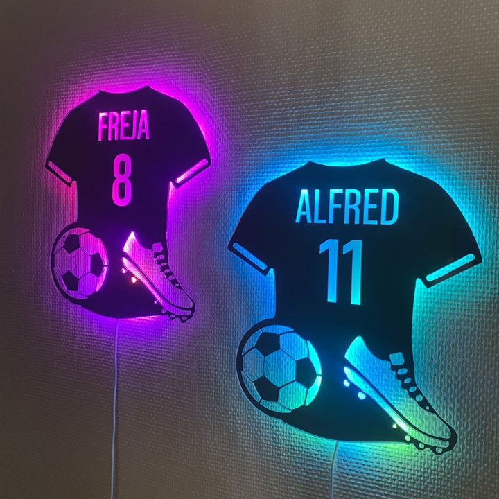 To spejl fodbold lamper med lys. De sidder på væggen og det er Freja med nummer 8 og Alfred med nummer 11.