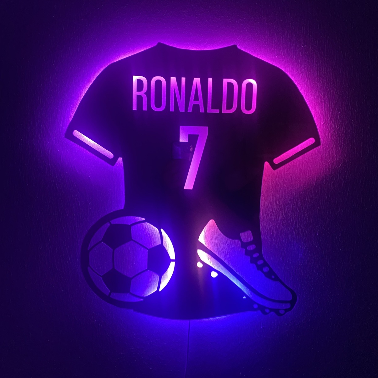 Fodbold væglampe med LED lys. Ronaldo er valgt som navn og der står nr. 7.