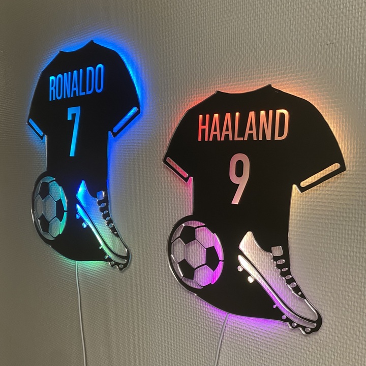To fodbold lamper formet som fodboldtrøjer. Lamperne har farvet LED lys og det er Ronaldo med nr. 7 og Haaland med nummer 10.