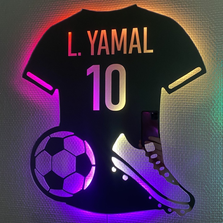 Fodbold lampe til væggen formet som en fodboldtrøje. Nanv: L. Yamal og nummer 10.