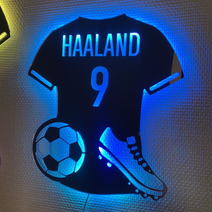 Fodbold væglampe med navn er nummer. Lampen lyser blåt og der står Haaland med nummer 9.
