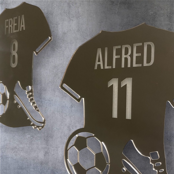 To væghængte fodbold lamper. Produceret af spejl akryl. Lamperne sidder på en betonvæg.