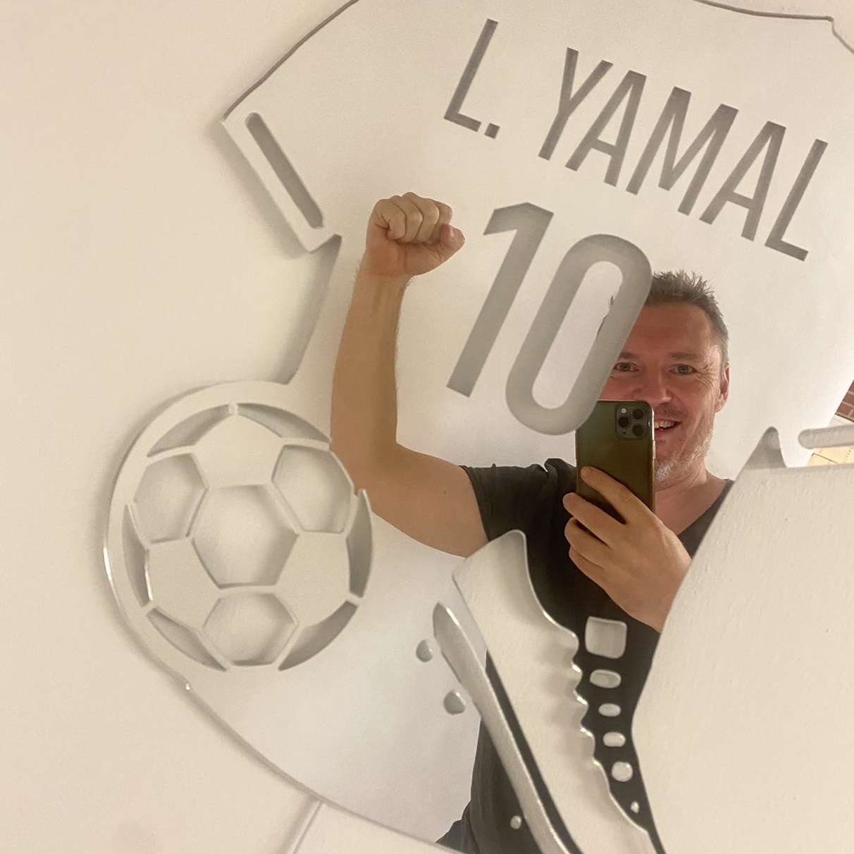 Spejl fodbold lampe hvor man via spejlet kan se en person tage billede af lampen.