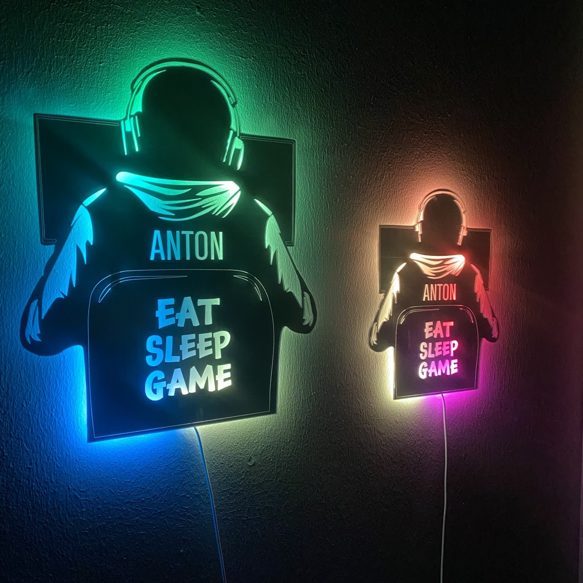 Gamer lamper til væggen i to størrelser. Lyser i mange forskellige farver.