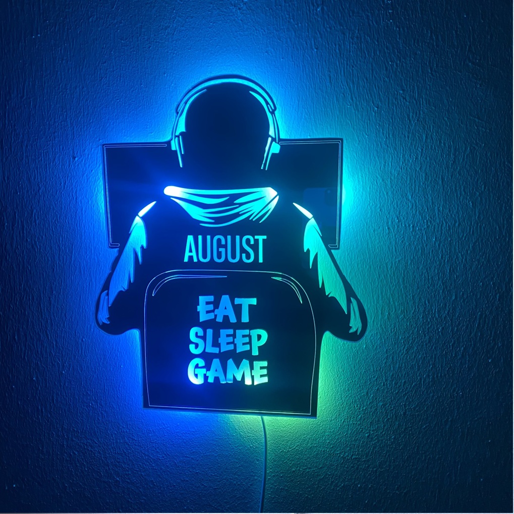 LED lampe formet som en gamer foran sin computer. Der står Eat, sleep, game på stolen og navnet på ryggen.