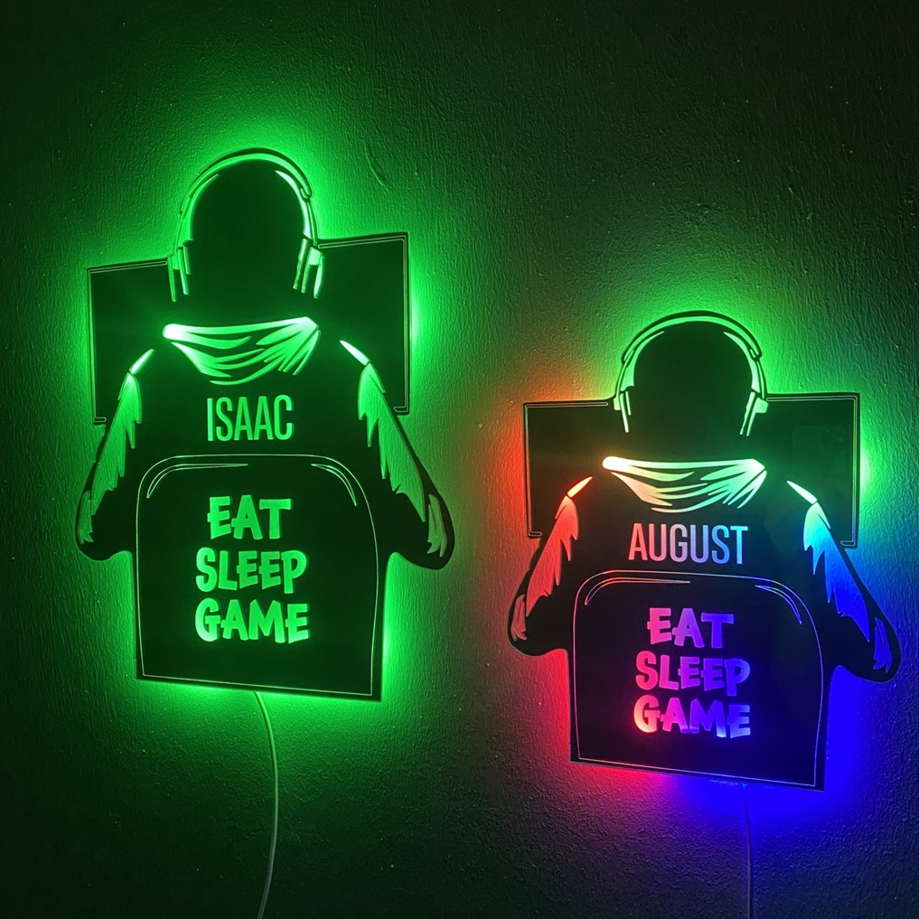 To spejl gamer lamper med navn. Teksten EAT, SLEEP, GAME står på lampen.