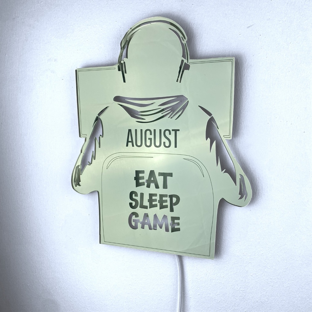 Gamer spejl lampe med navn. Formet som en computerspiller foran sin skærm. Der er tekst på stolen og personligt navn på ryggen af trøjen.