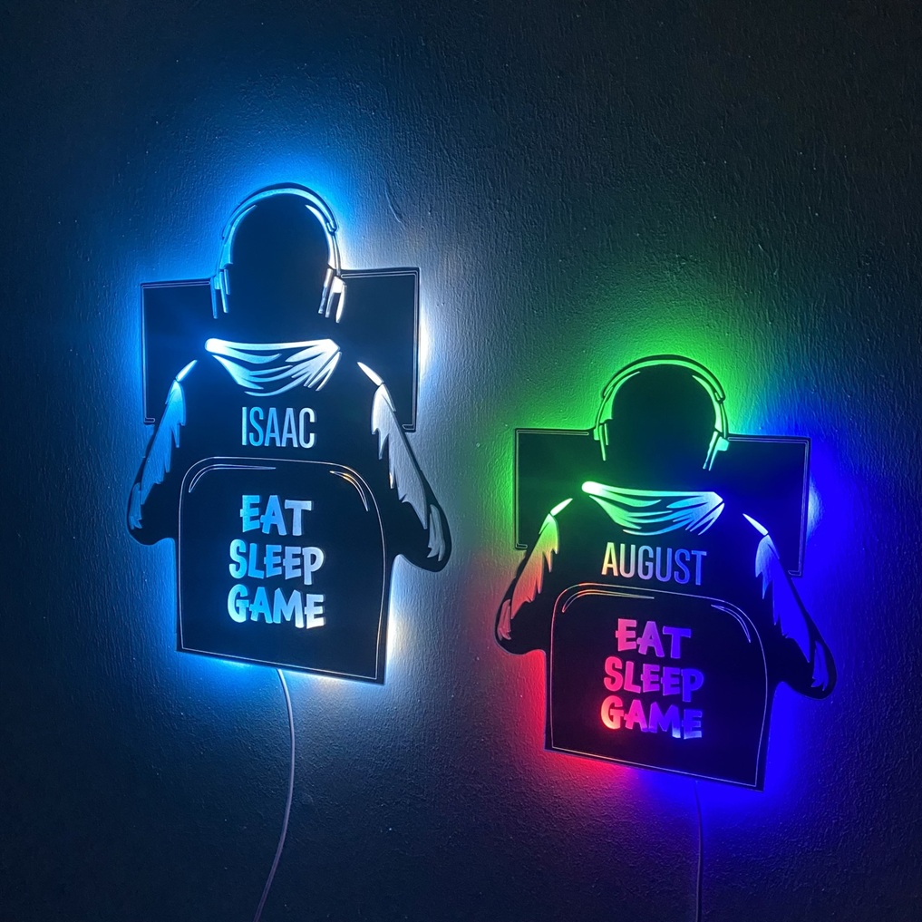 To personlige gamer lamper med navn. Lampen er formet som en der spiller computer.