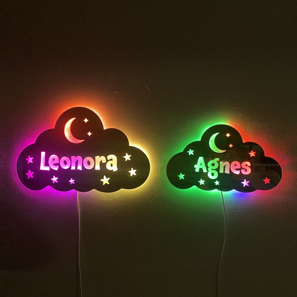 Spejl sky lampe med navn i to størrelser. Begge har personligt navn og LED lys i mange farver.