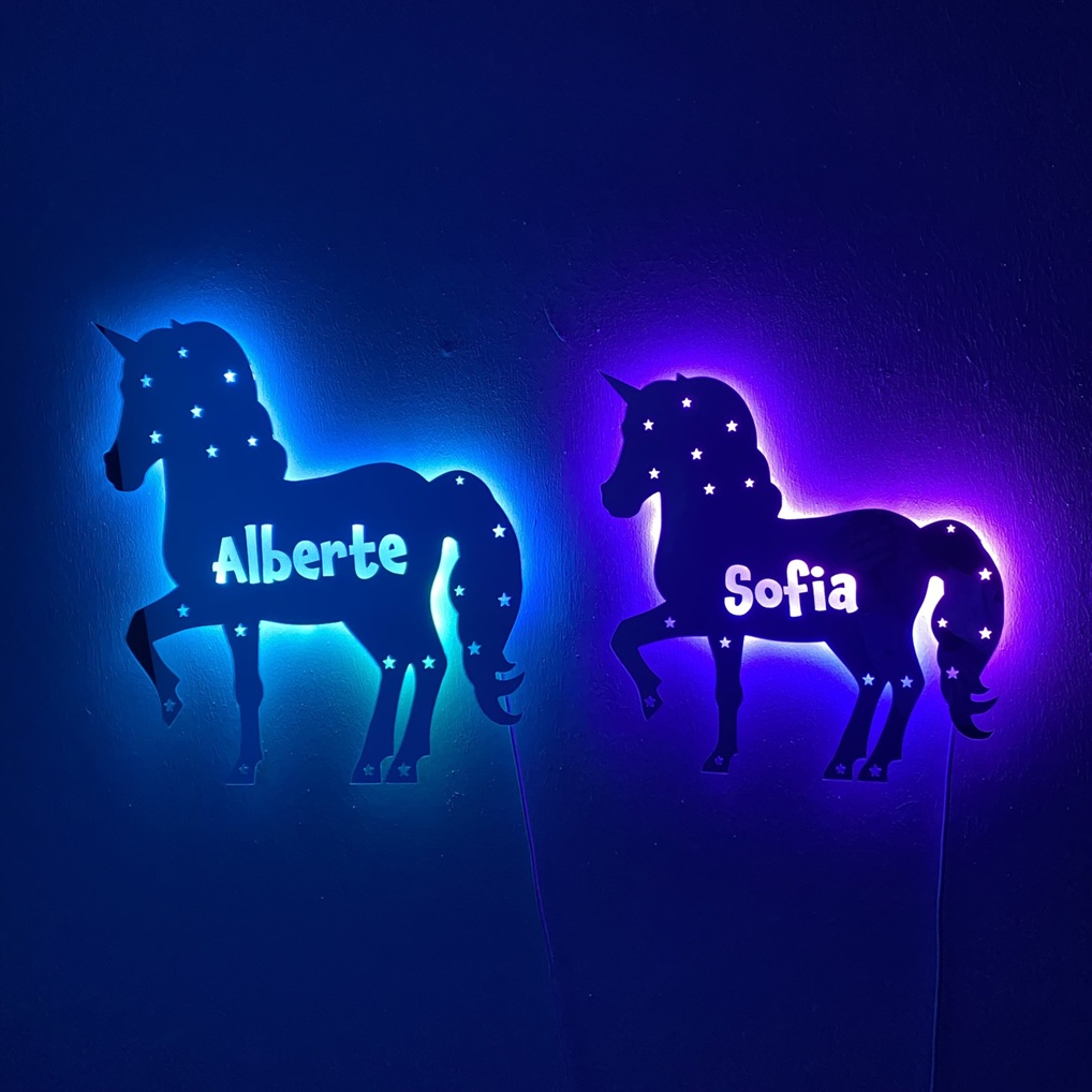 To enhjørning lamper med LED lys og navne.