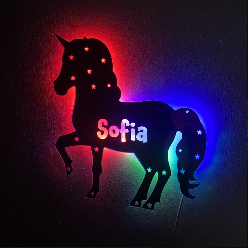 Personlig enhjørning lampe med navn i spejlakryl. Med LED lys i mange farver.