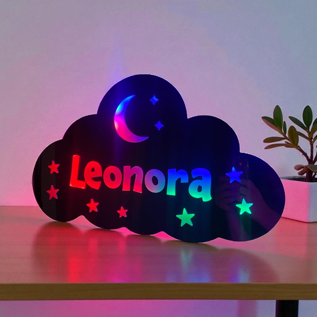 Spejl lampe formet som sky med navn. Lampen er udstillet på et bord og i mange farver.