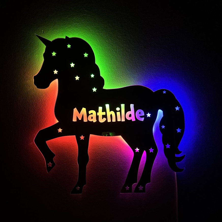 Enhjørning lampe med navn. Lampe i spejl med LED lys i mange farver