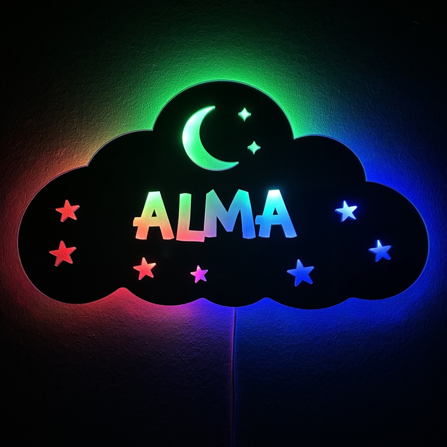 Sky lampe med navn til børneværelset med LED lys. Skyen har en måne og stjerner. Navn placeret i midten af skyen.