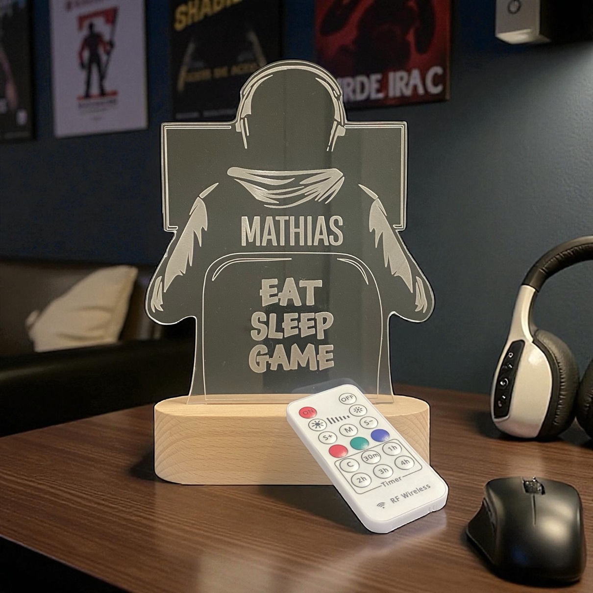 Gamer lampe med navn på et bord med mus og høretelefoner.