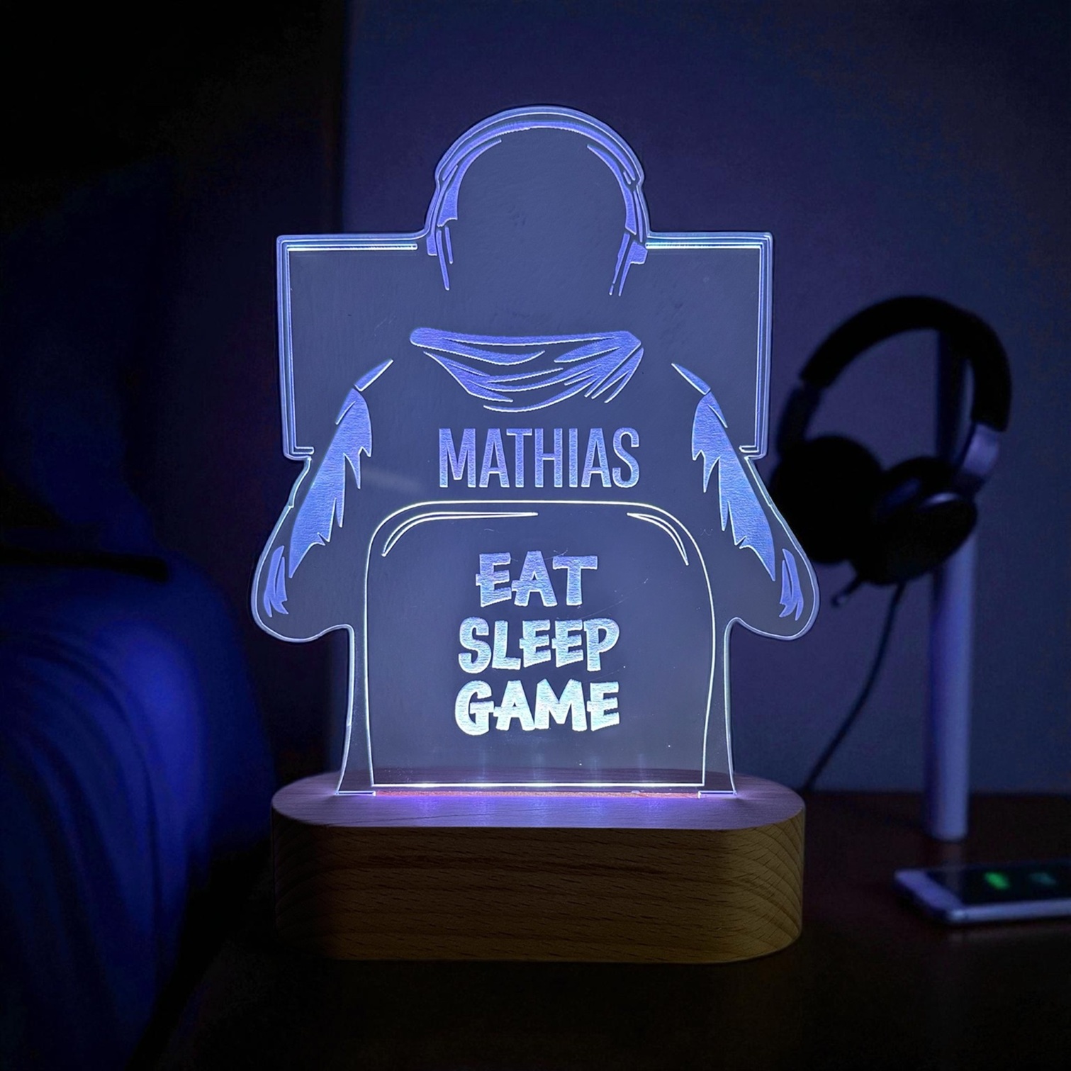 Gamer lampe med træfod i hvid.